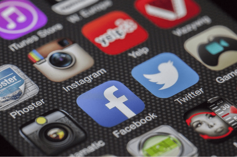 Use Facebook to complement your email marketing